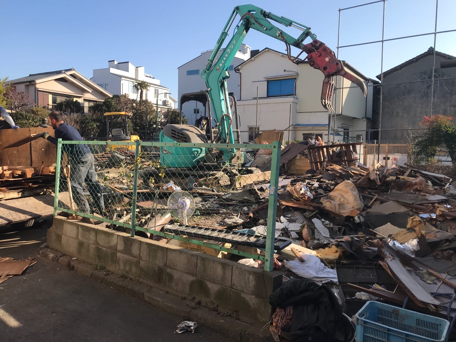 住宅地での解体工事の様子