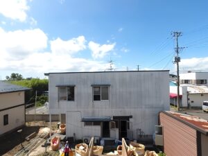 石巻市で土地の売却に伴う店舗の解体事例（鉄骨造2階建て48坪）のサムネイル
