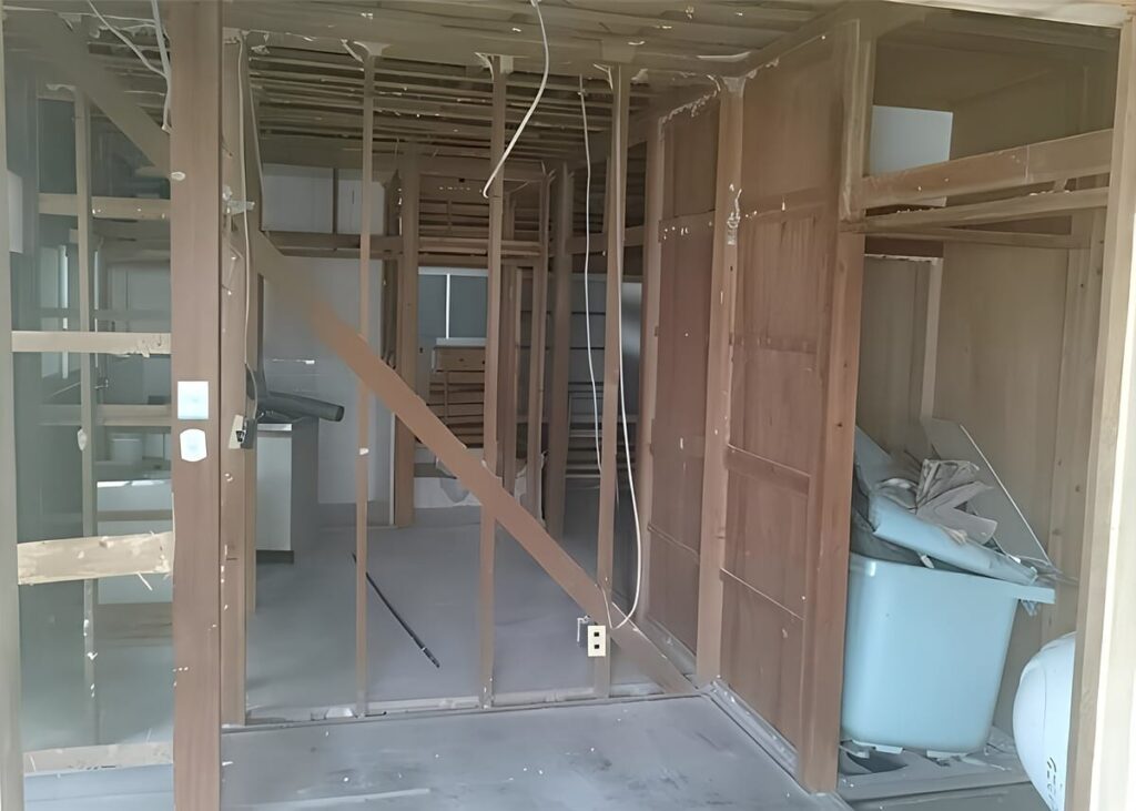 解体工事中の内装