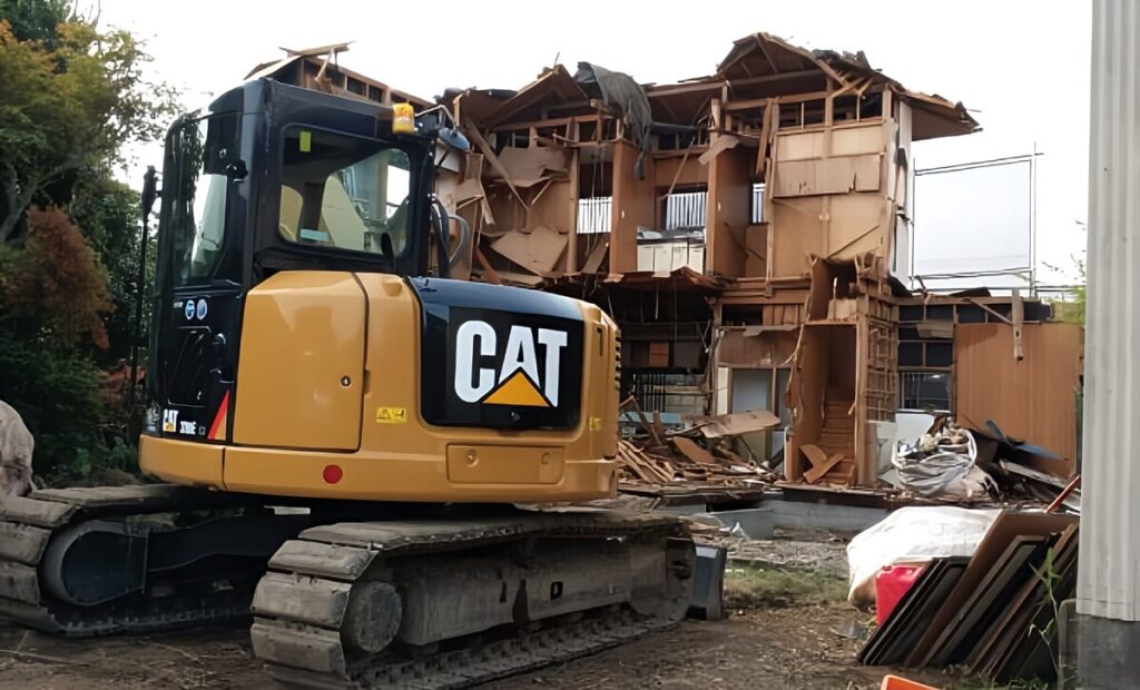 重機による建物解体
