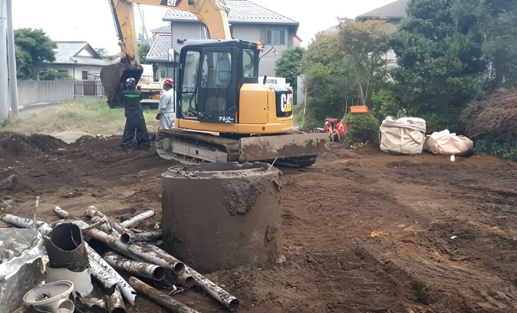 基礎から浄化槽が出てきた様子