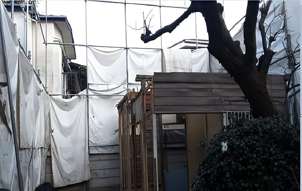 養生が張られた様子