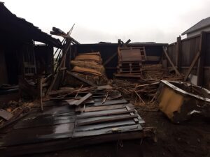 渋川市で倒壊の恐れがある物置3棟の解体事例（木造2.5坪、6坪、7.5坪）のサムネイル