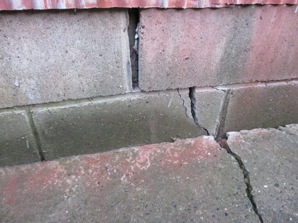 ひび割れているブロック塀