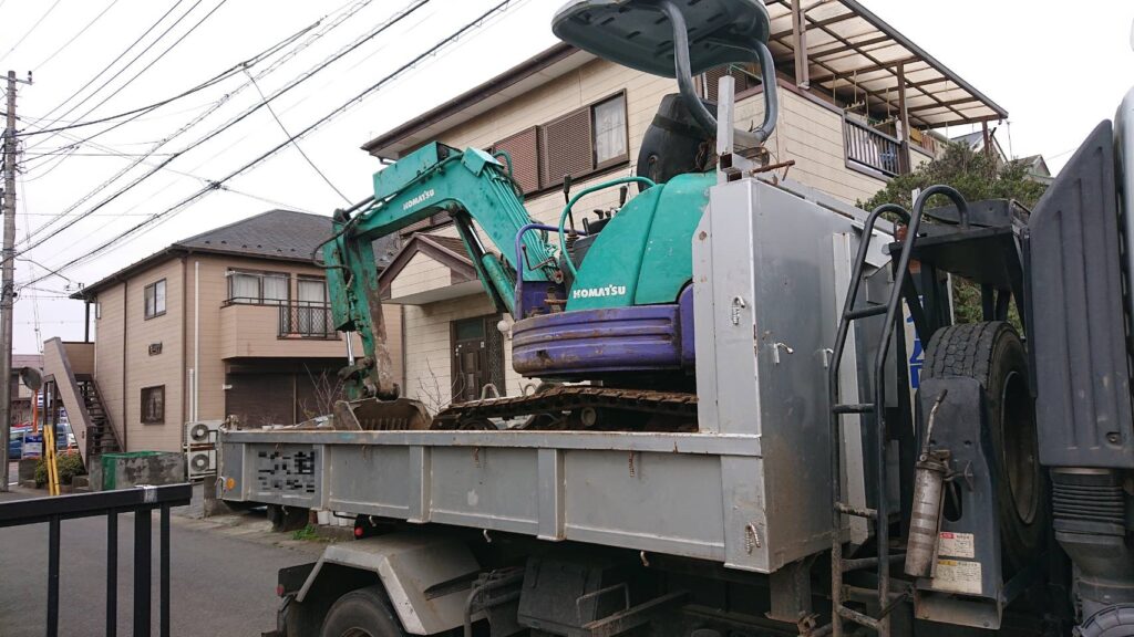 トラックで運ばれる小型重機