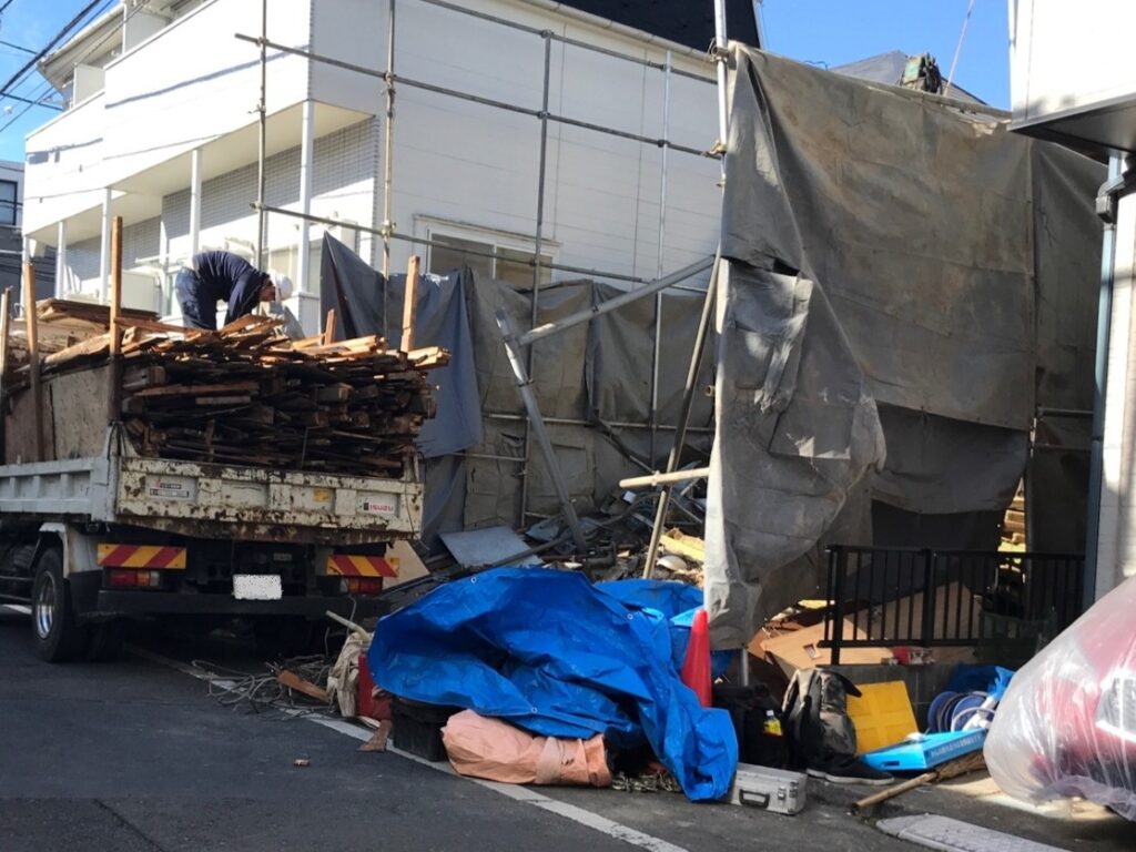 乱れた養生シート