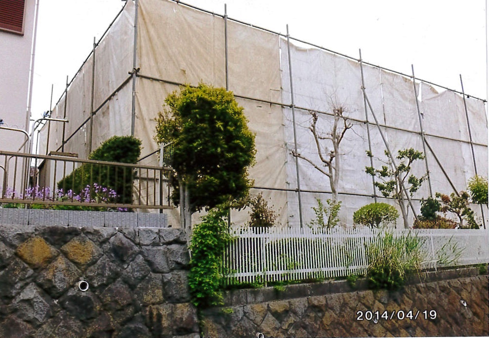 養生シートで囲まれた建物