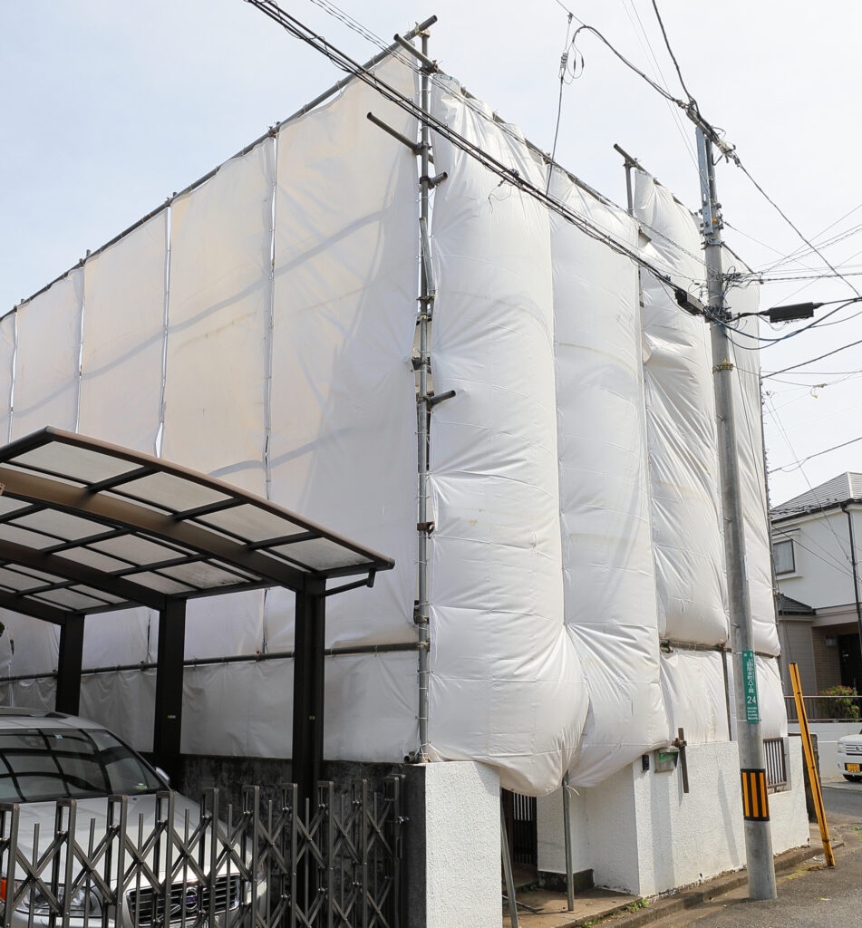 養生シートで囲まれた建物