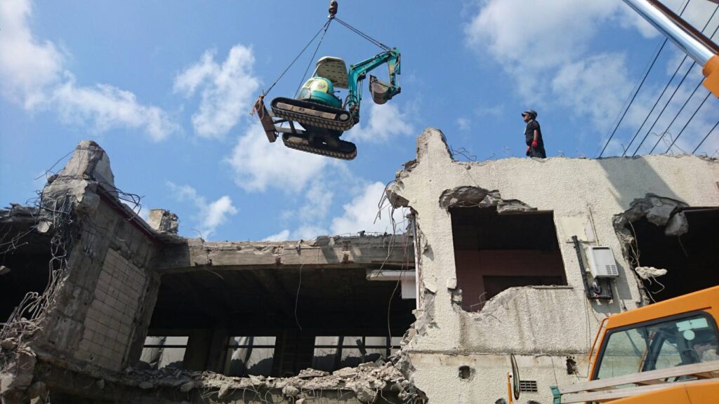 揚重解体の様子