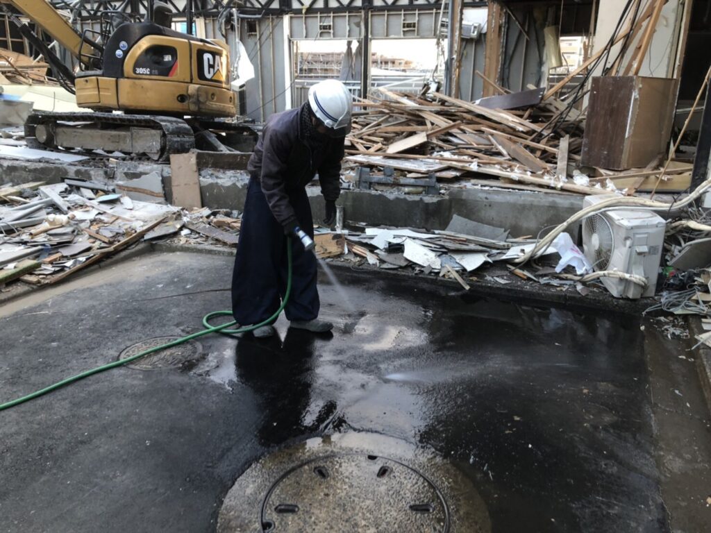 解体工事後清掃の様子