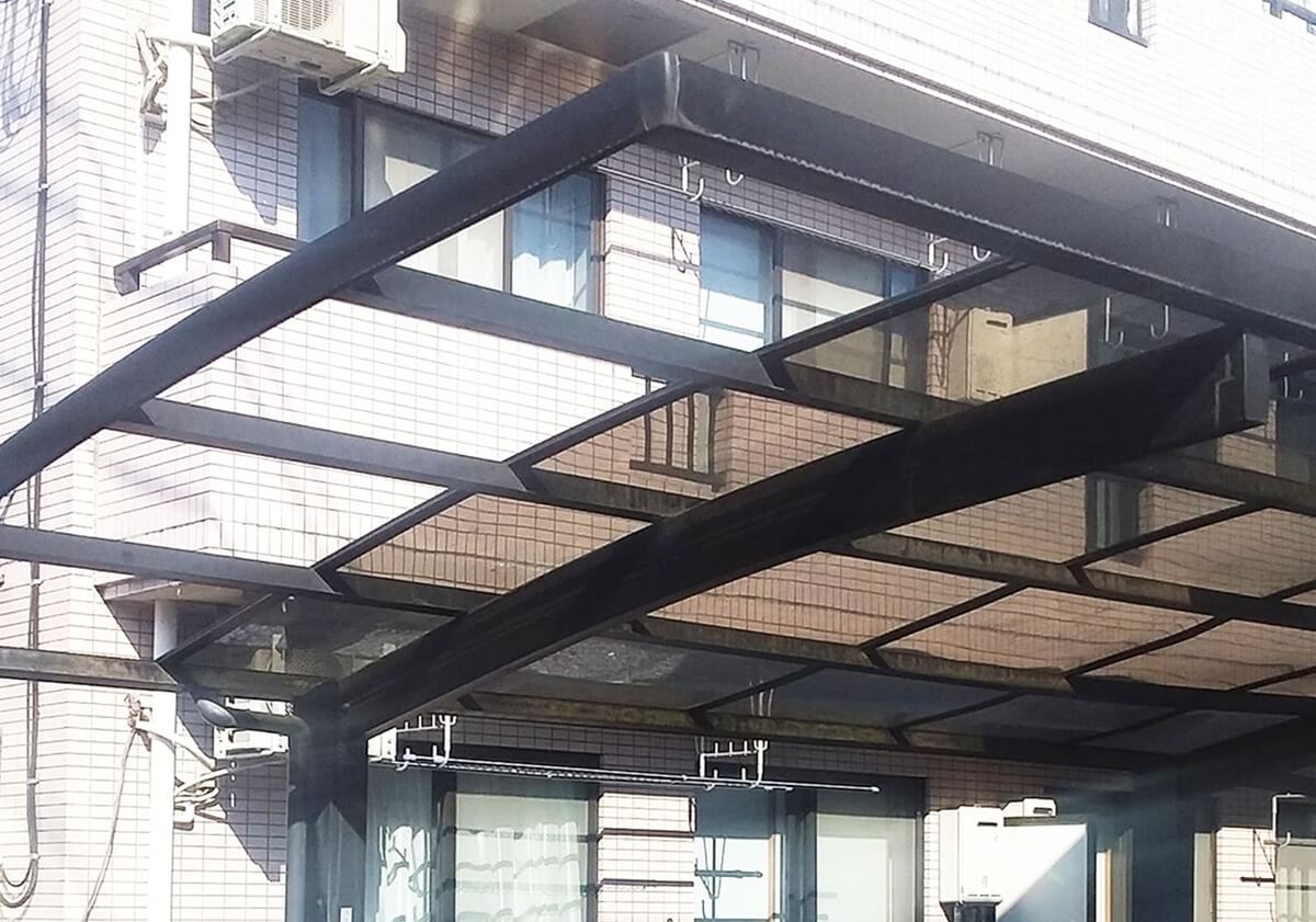 屋根のパネルを外す