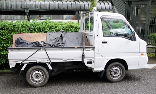 廃材を運搬するトラック