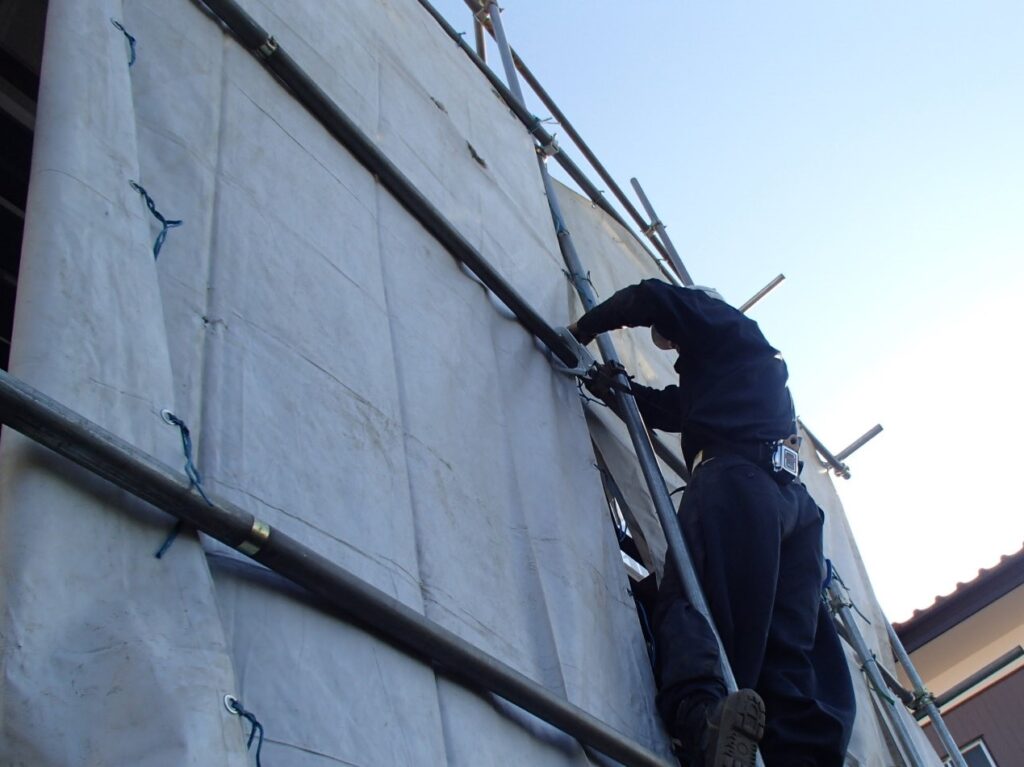養生シートを設置する様子