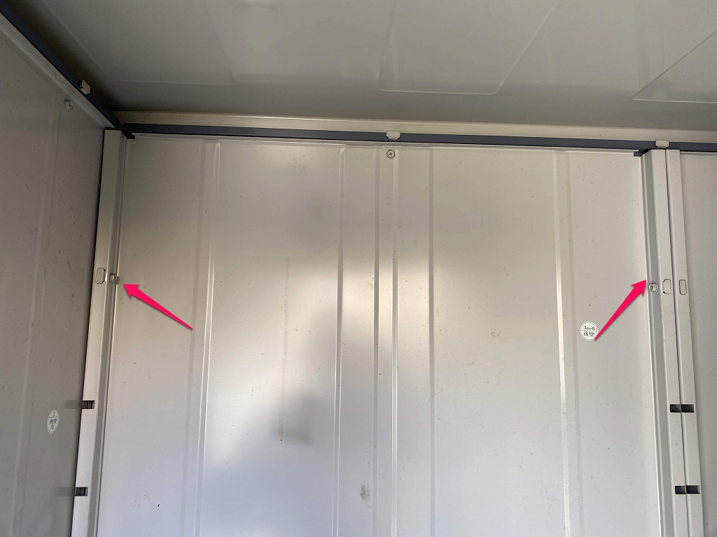 内側のボルトを取り外す