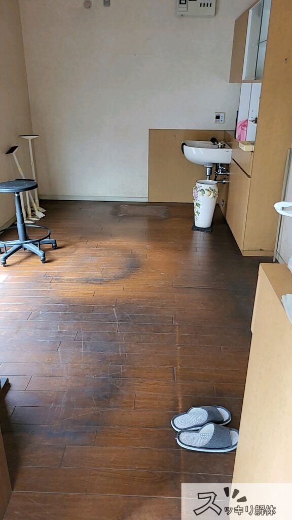 残置物が撤去された解体前の現場