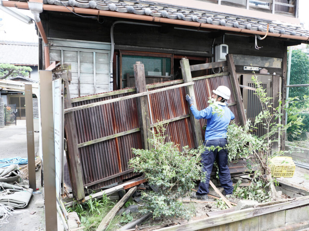 作業スペース確保のための外構撤去