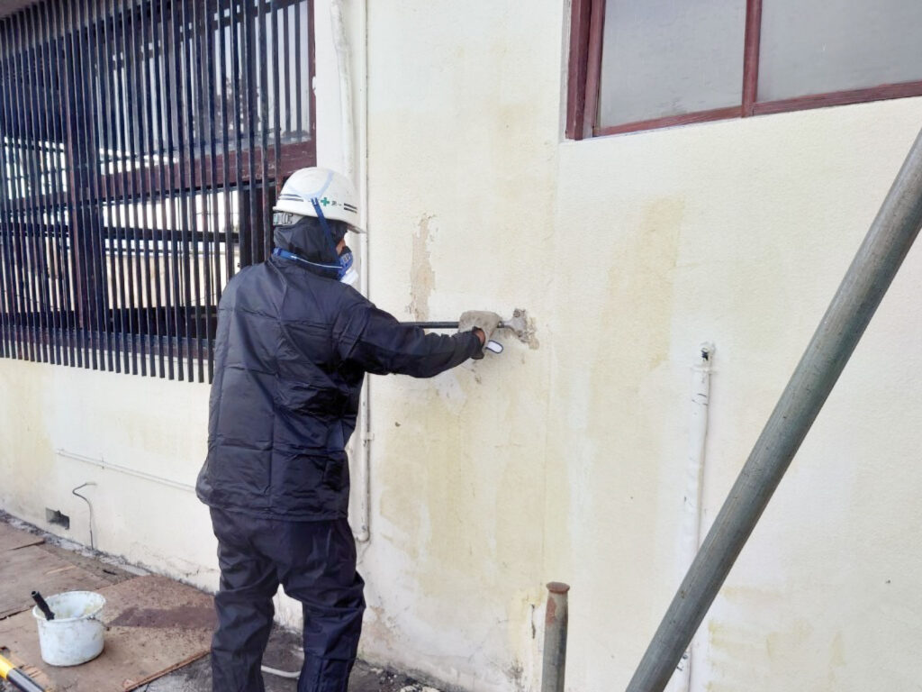 石綿含有塗材の撤去作業