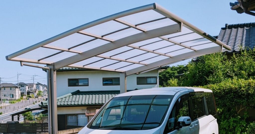 車が停めてあるカーポート