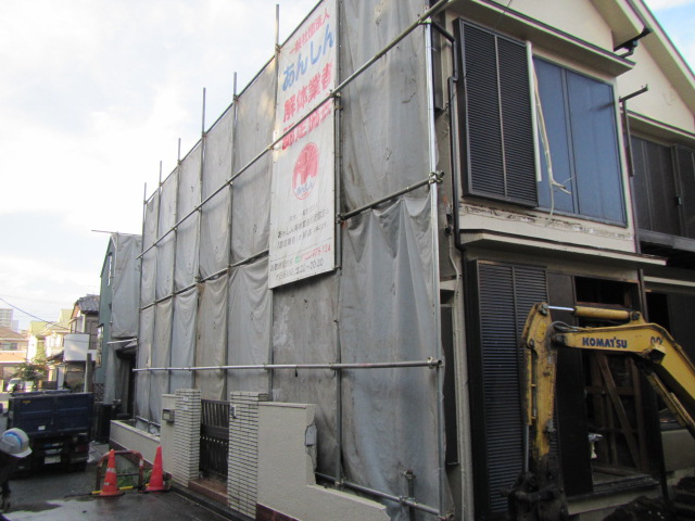 シートに社名が入っている養生シート