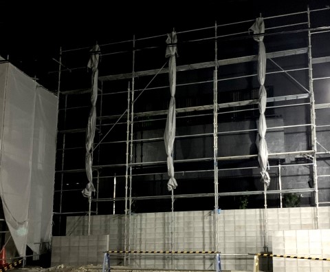 作業していない時はまとめられている養生シート