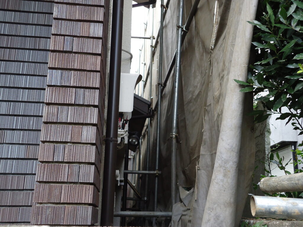 隣家との距離が近い解体現場