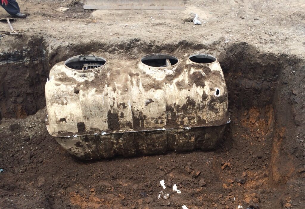 掘り起こされた浄化槽