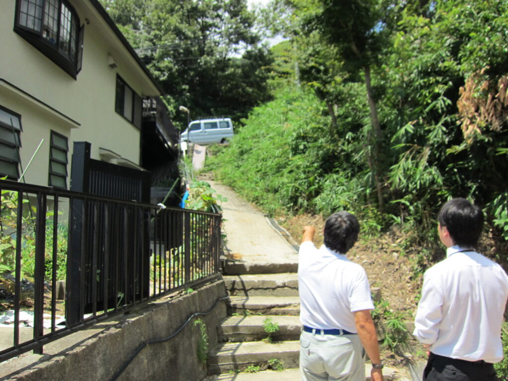 現地調査時の立ち会いの様子