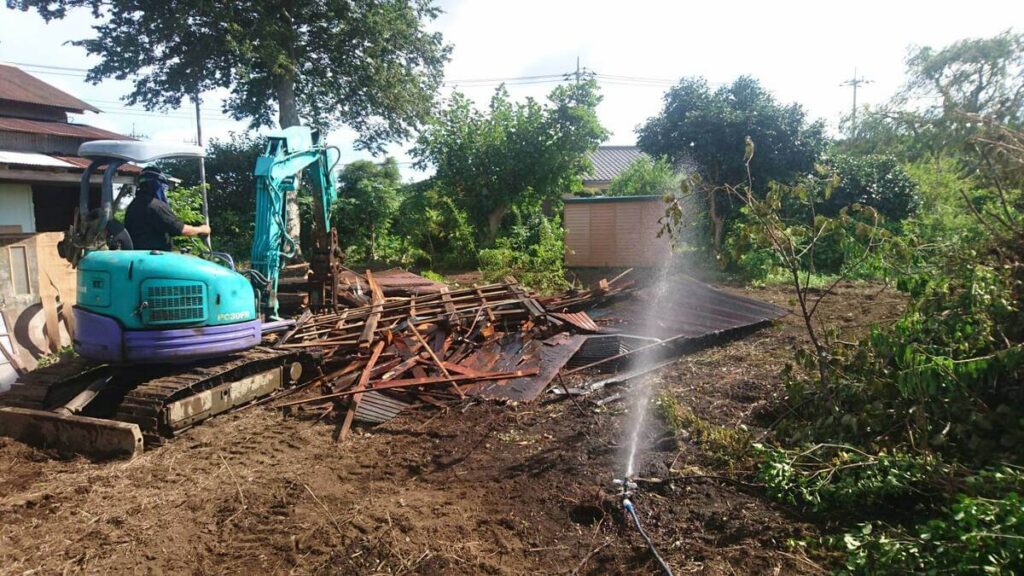 解体工事中の散水の様子