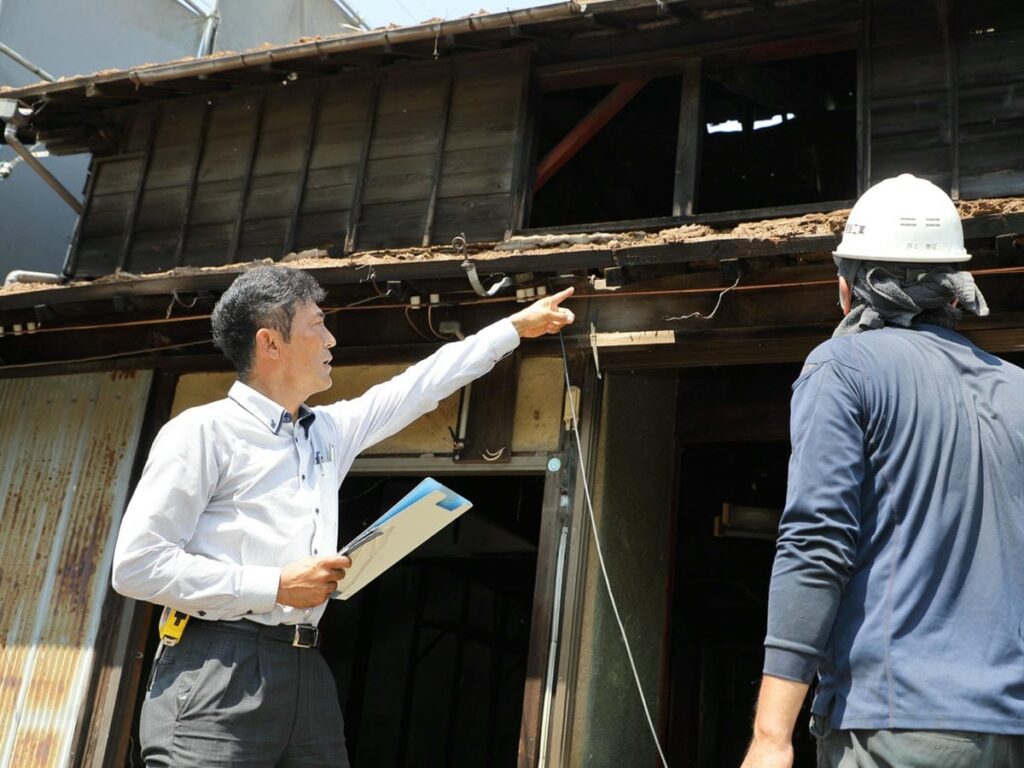 現地調査をする解体業者