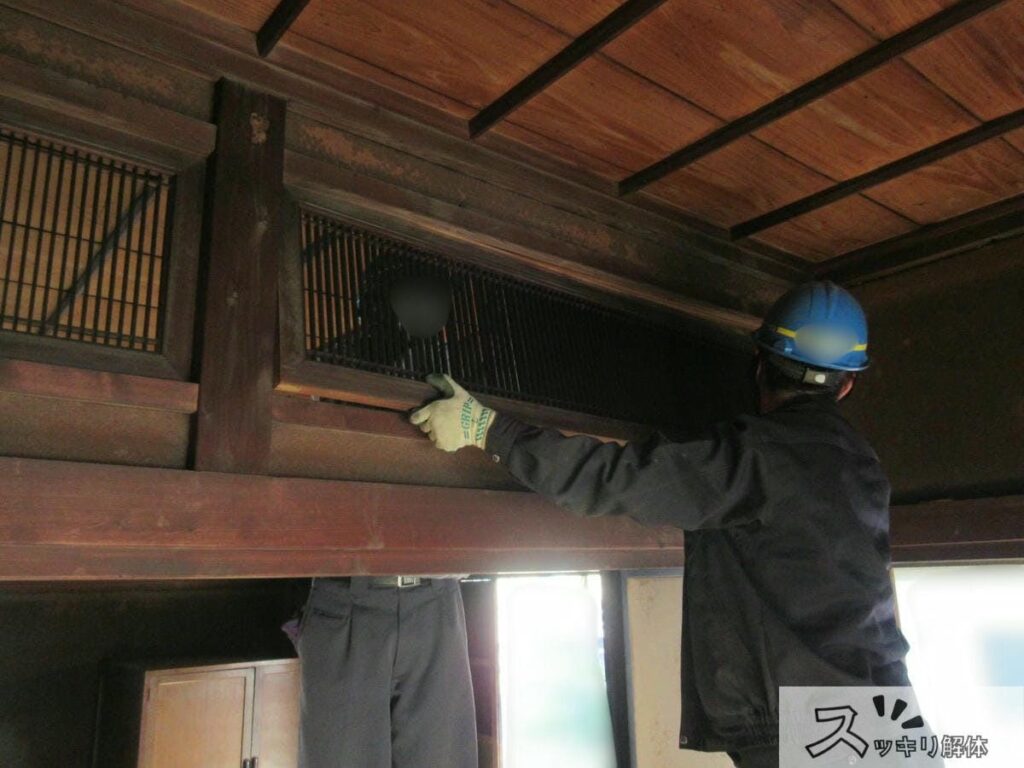 欄間の取り外しの様子