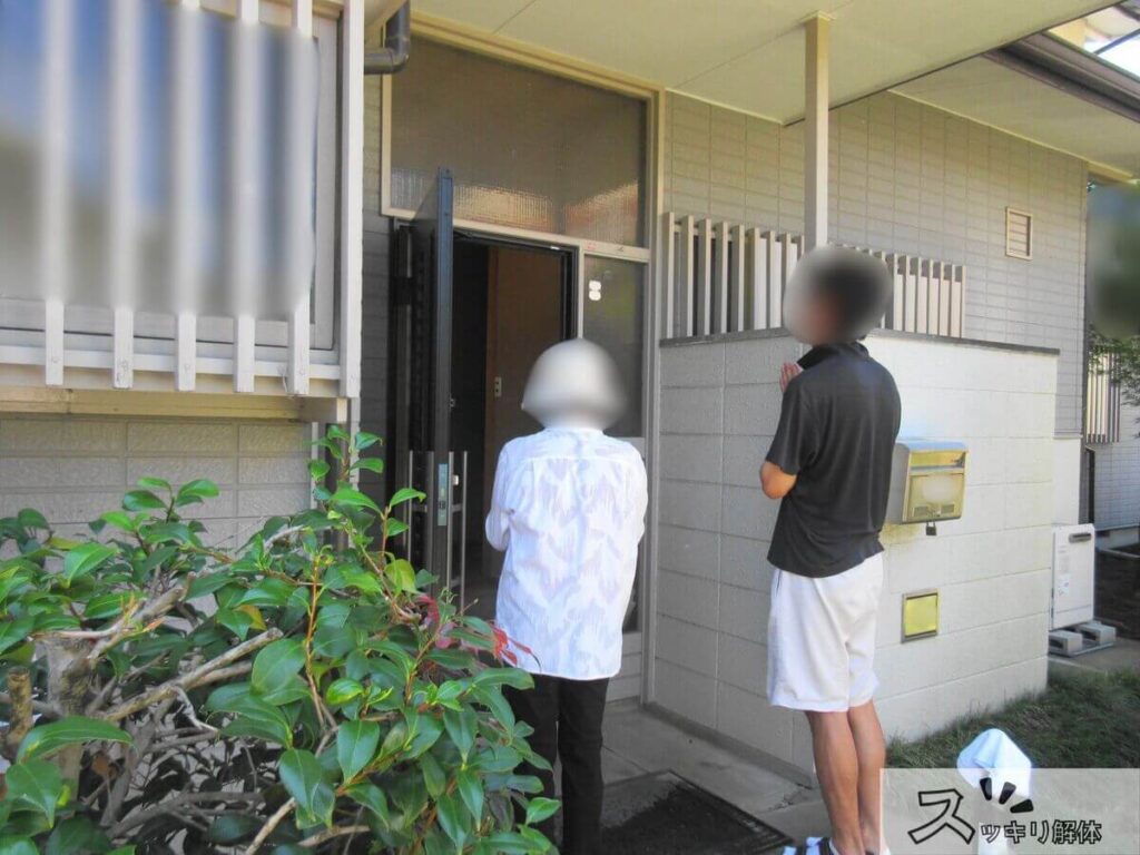 玄関前で手を合わせる