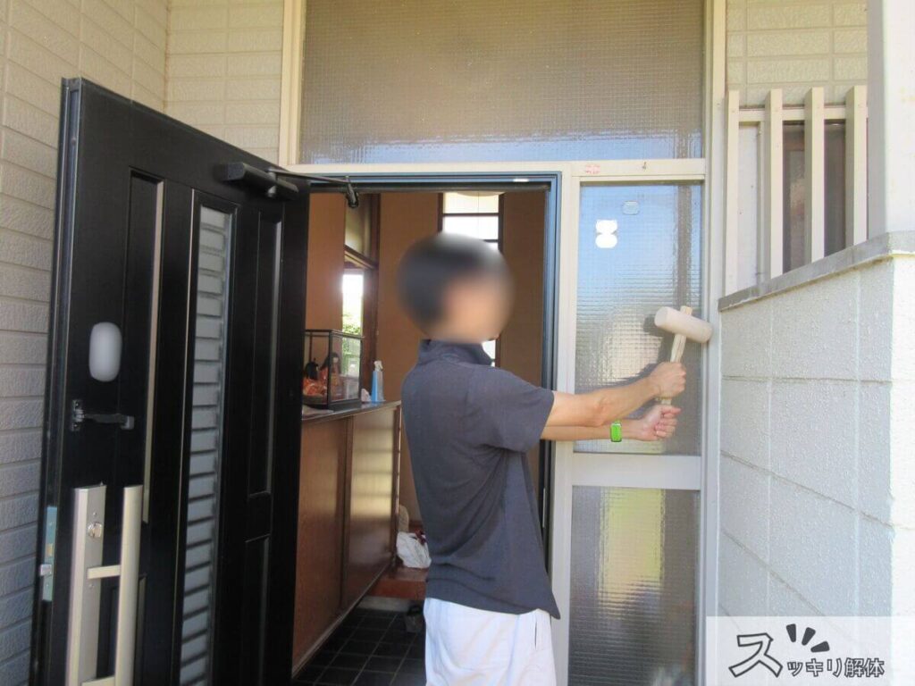 木槌で叩き初めをする