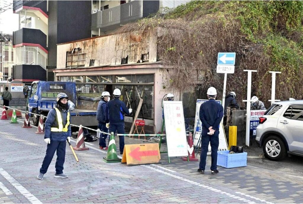 行政代執行による建物の解体作業が始まった特定空き家