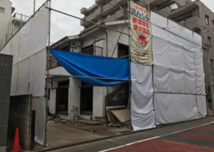 新宿区の木造2階建て住宅の解体現場