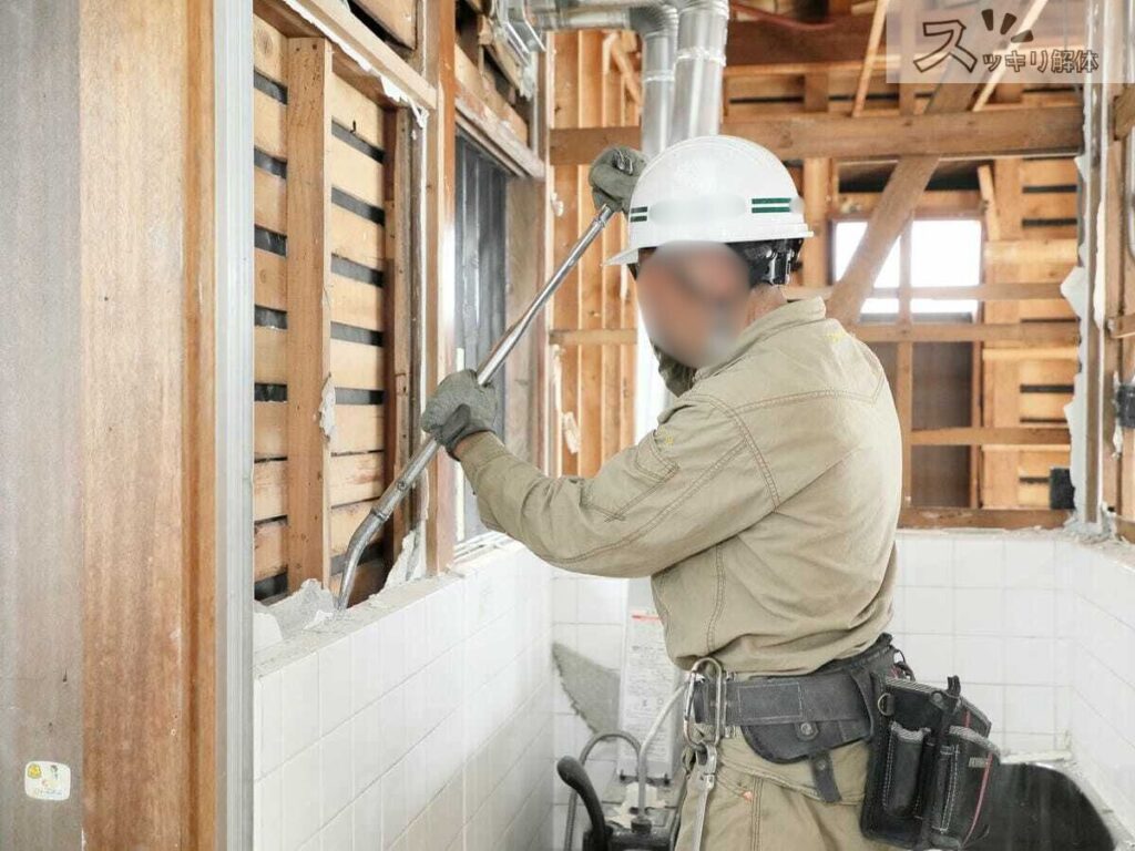 スケルトン解体中のアスベスト除去風景01