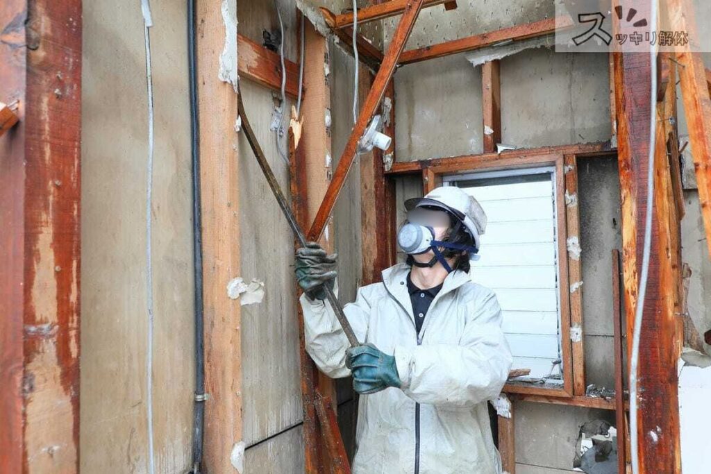 スケルトン解体中のアスベスト除去風景02