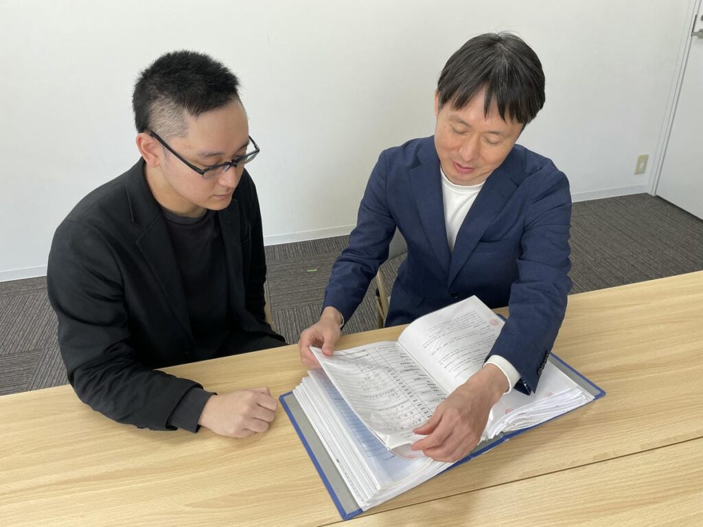 ファイルを広げて説明をする中野理事