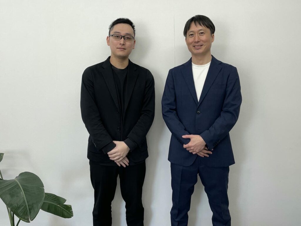 中野理事と稲垣が並んで立っている様子