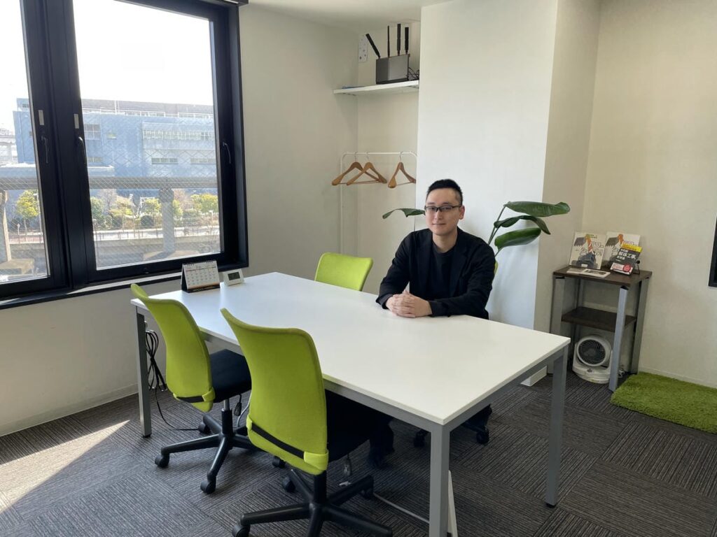 来社対応の部屋に座る稲垣