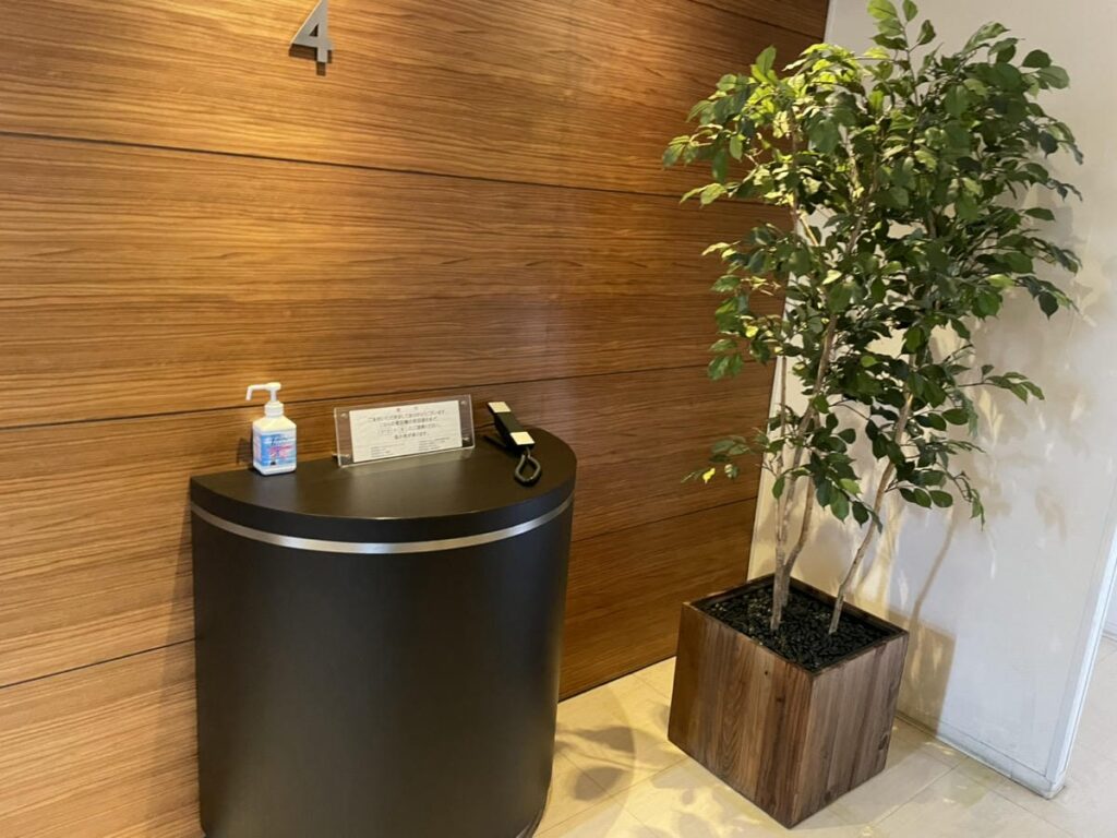 オフィス前 受付台