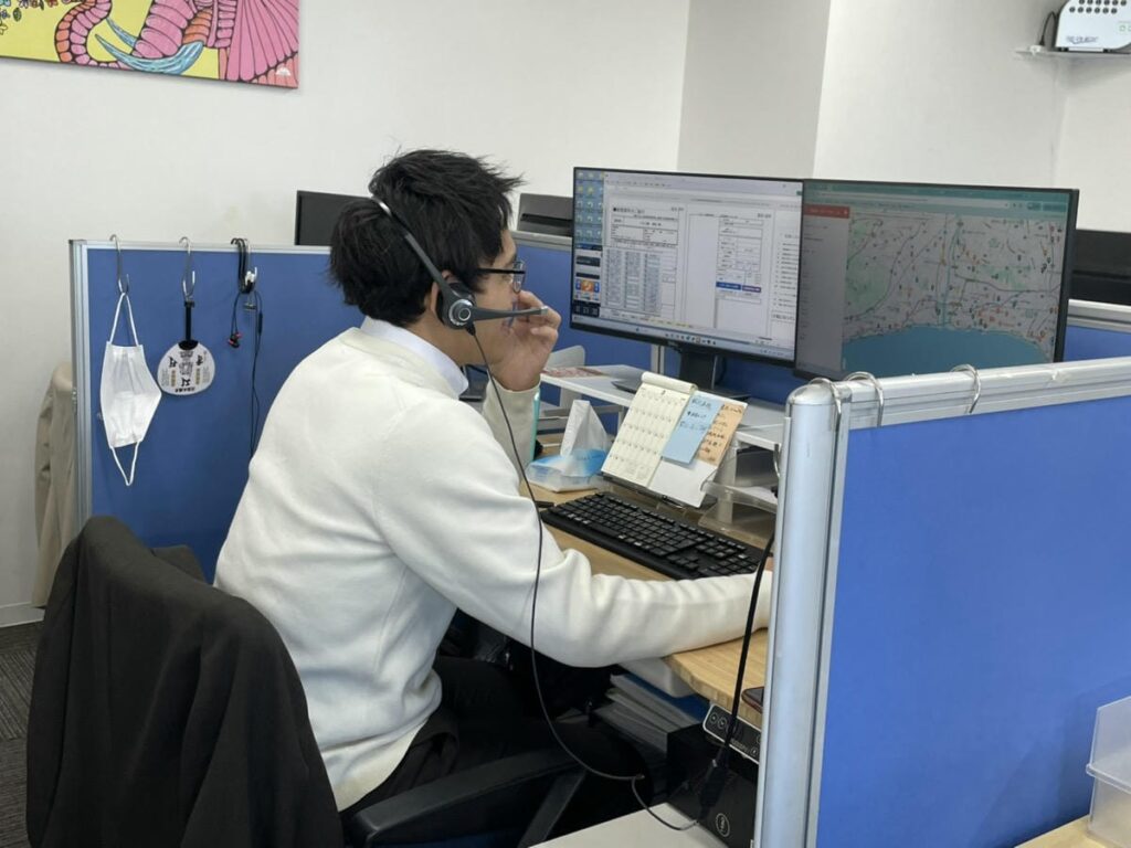お客様に現場情報のヒアリングをするオペレーター