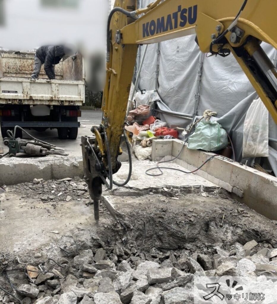 ブレーカーを装着した重機でのはつり作業