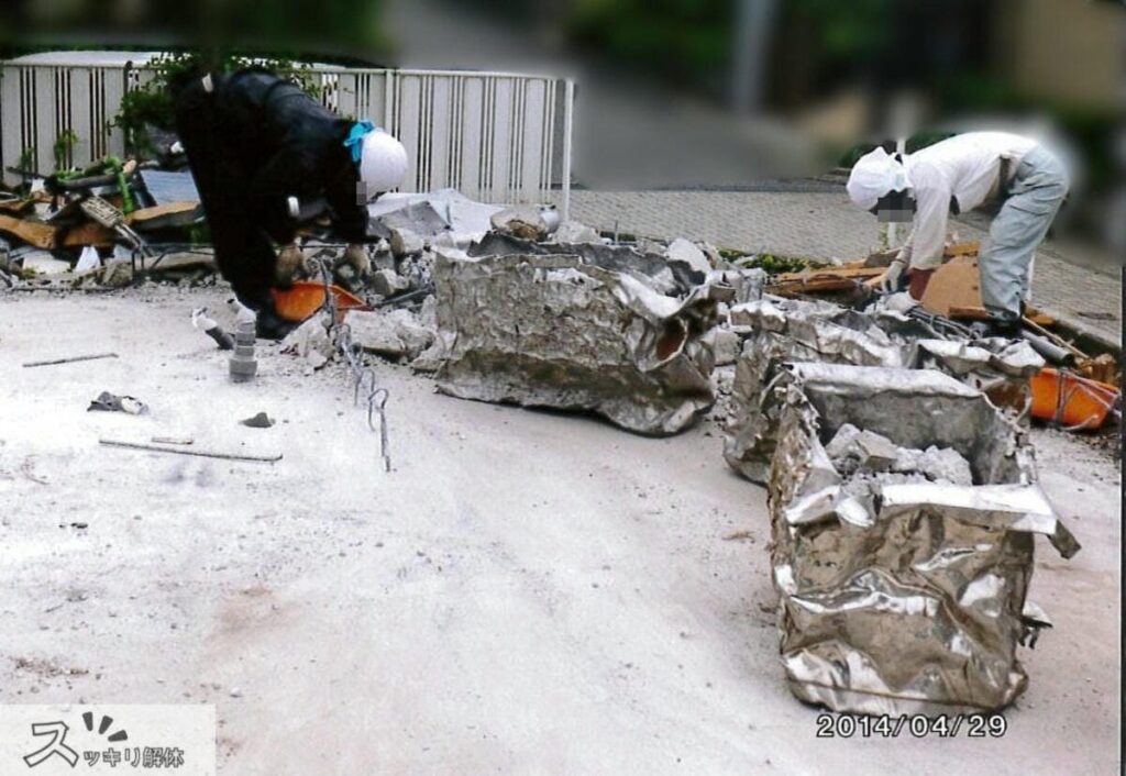 はつり撤去後に手作業で廃材分別