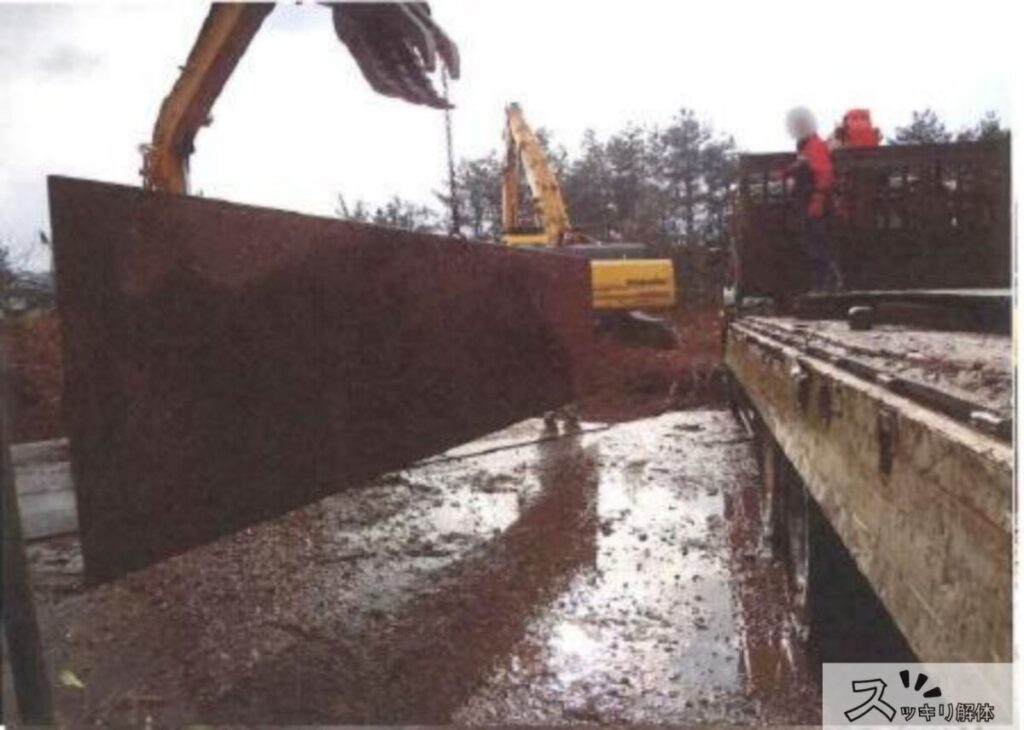 敷鉄板を敷く様子