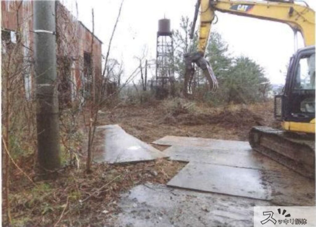 敷鉄板の上を重機が走行する様子03