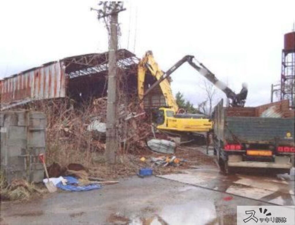 敷鉄板の上で解体作業を行う様子