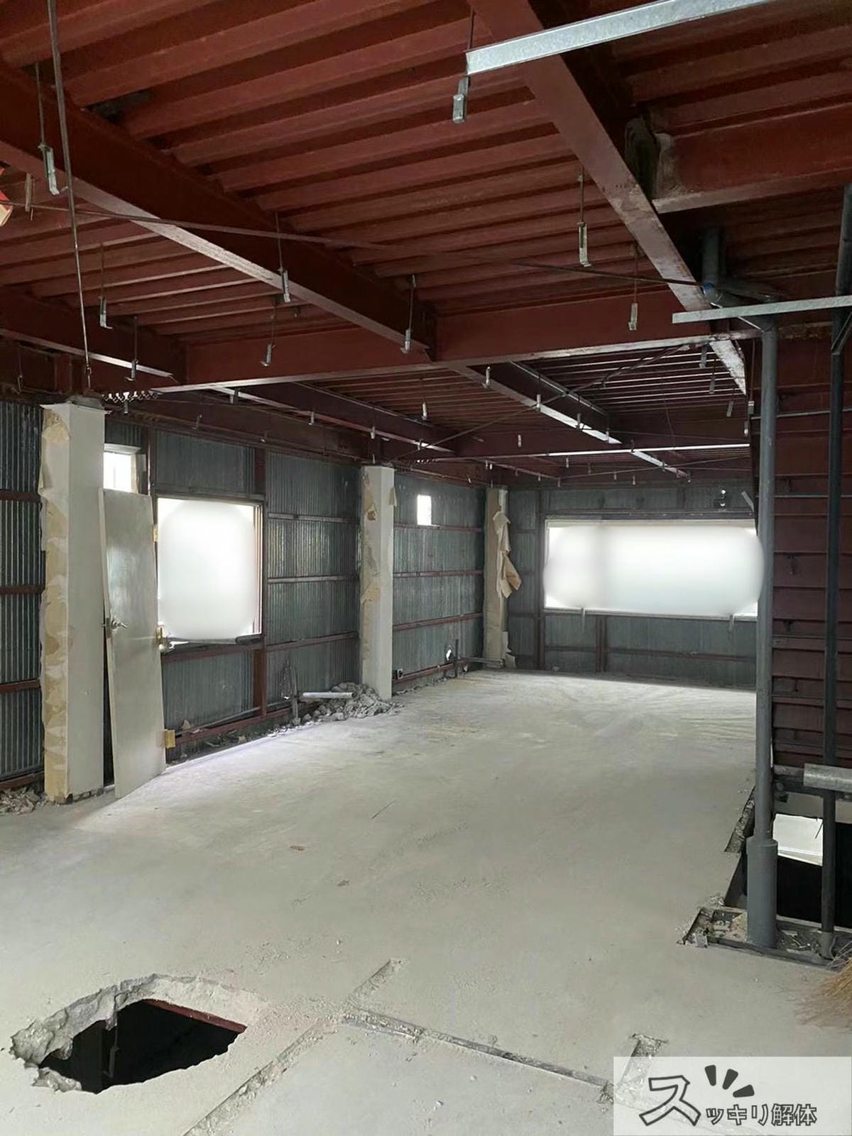 店舗退去に伴うスケルトン解体現場
