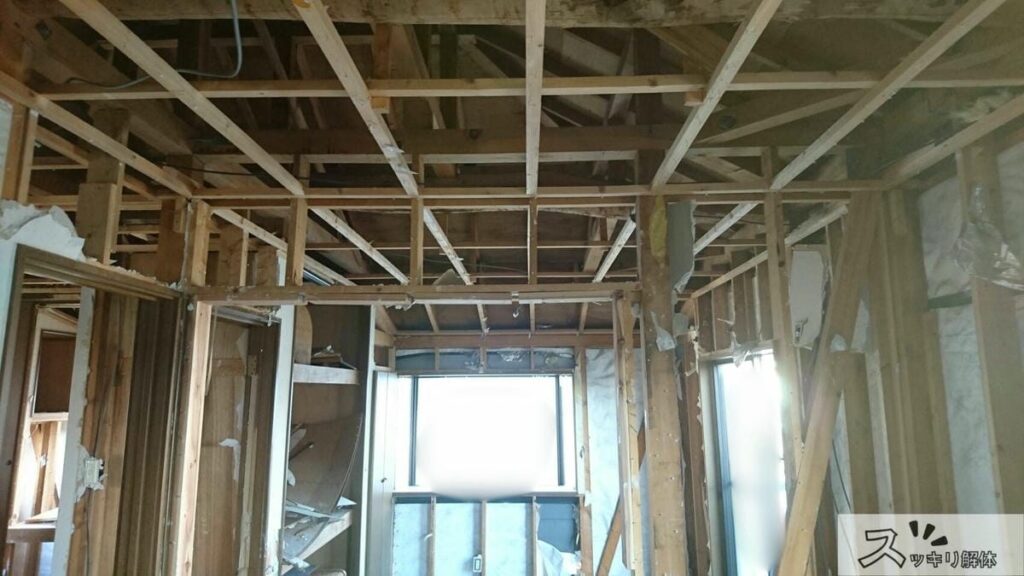 フルリノベーションに伴う木造住宅のスケルトン解体現場