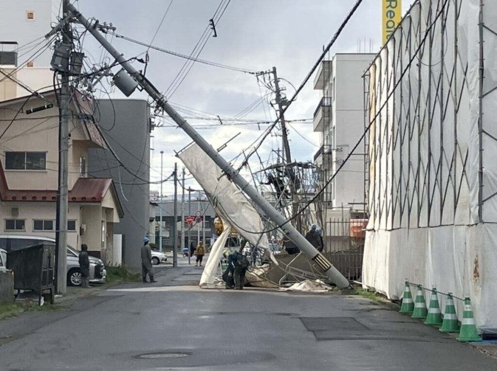 電柱倒壊の現場