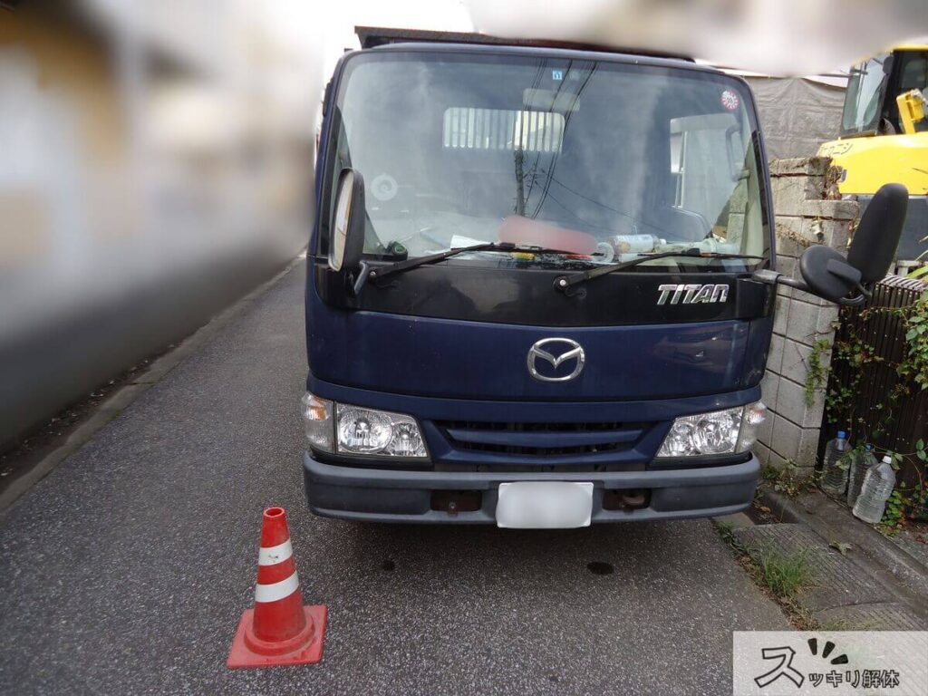 車両を道路に駐車させている様子